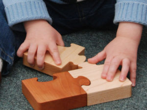 Dziecko i puzzle